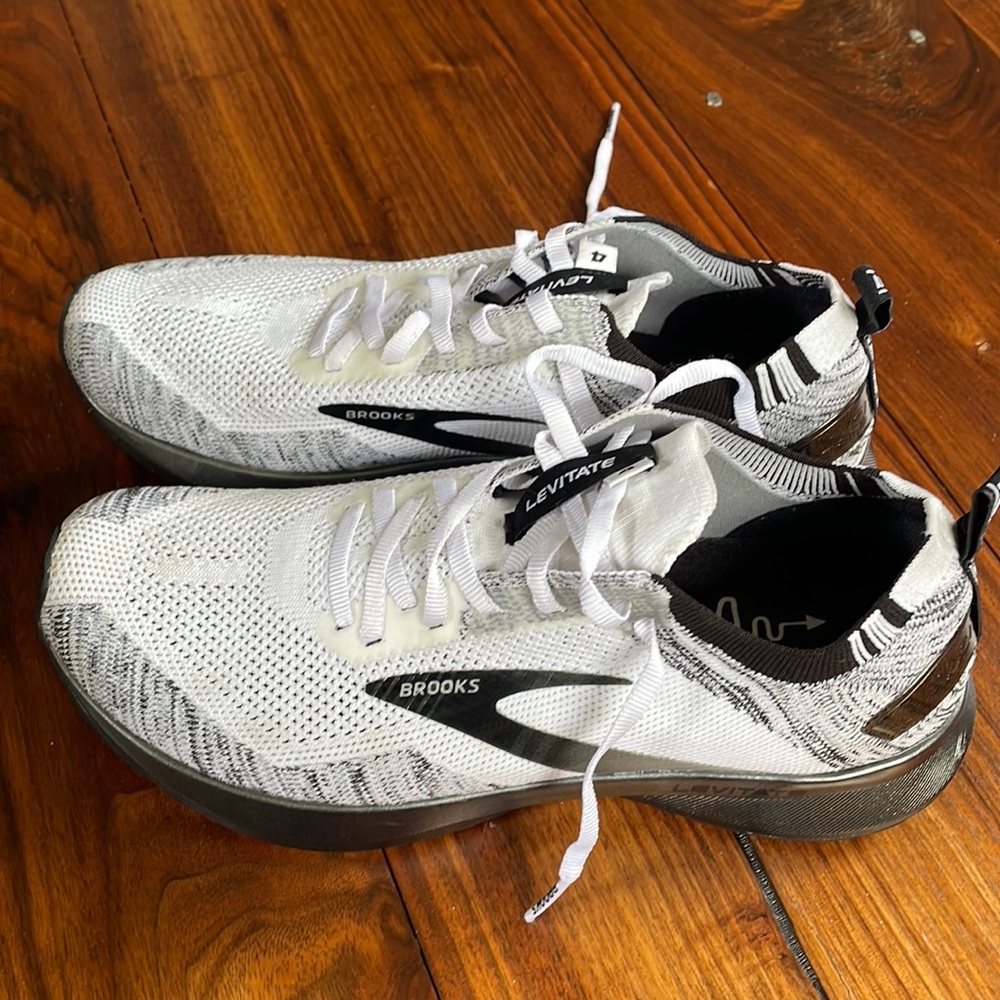 Brooks levitate 4.0 white and black tennis shoes size 9.